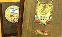 Сувенирная продукция для поздравлений: плакетки, настольные сувениры, подарочные футляры